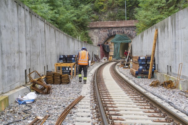 Arbeiter auf einer Eisenbahnbaustelle mit Tunnel im Hintergrund, Bau der Hermann Hessenahn, Calw, Schwarzwald, Deutschland