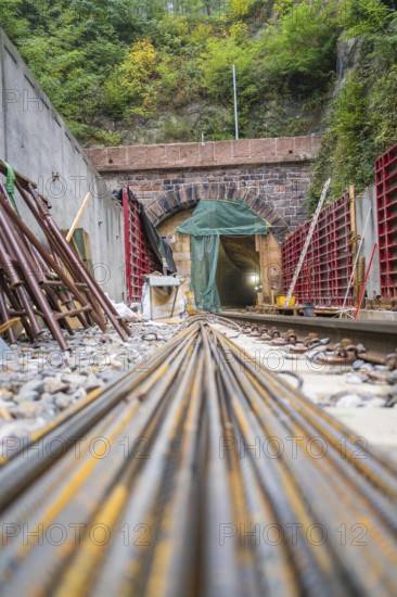 Tunnel im Bau mit langen Metallstangen und umliegenden Betonwänden in einer von Bäumen umgebenen Gegend, Bau der Hermann Hessenahn, Calw, Schwarzwald, Deutschland