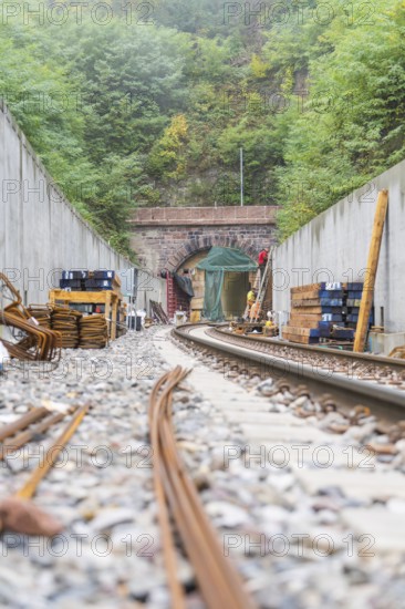 Eisenbahnbaustelle mit sichtbarem Tunnel und gestapeltem Material, Bau der Hermann Hessenahn, Calw, Schwarzwald, Deutschland