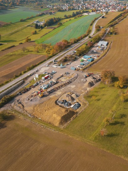 Luftaufnahme einer weitläufigen Landschaft mit Bauplatz und umgebenden Feldern und Straßen, Bau der Hermann Hessenahn, Calw, Schwarzwald, Deutschland