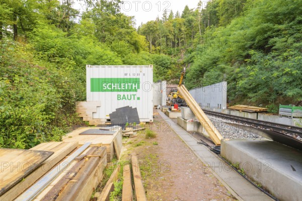 Schleith Baustellencontainer neben Schienen und Materialstapeln im Grünen, Bau der Hermann Hessenahn, Calw, Schwarzwald, Deutschland