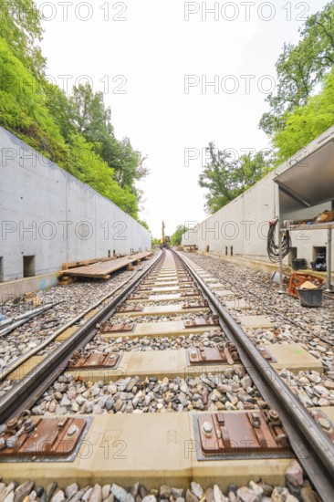 Eisenbahngleise zwischen Betonwänden führen in die Ferne, umgeben von Wald, Bau der Hermann Hessenahn, Calw, Schwarzwald, Deutschland