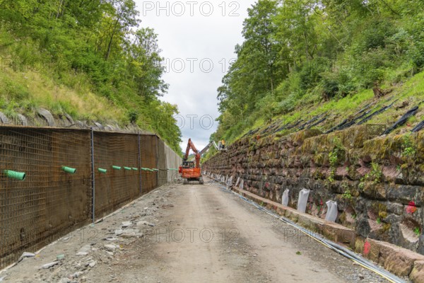 Baggerarbeiten in einer grünen Landschaft zwischen steilen, bewachsenen Hängen, Bau der Hermann Hessenahn, Calw, Schwarzwald, Deutschland