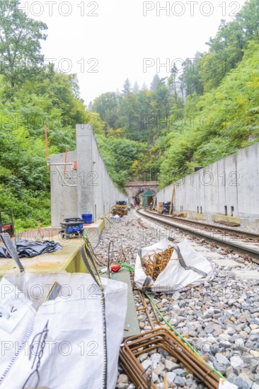 Bauarbeiten an einer Bahnstrecke mitten im Wald mit Betonmauern und Schienen, Bau der Hermann Hessenahn, Calw, Schwarzwald, Deutschland