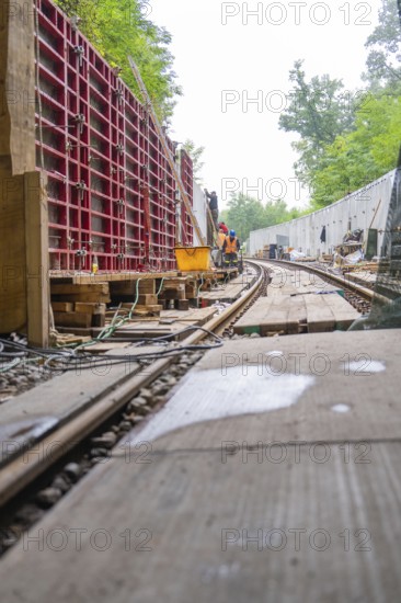 Baustelle entlang einer Schienenstrecke mit Holzarbeiten und Arbeitern, Bau der Hermann Hessenahn, Calw, Schwarzwald, Deutschland
