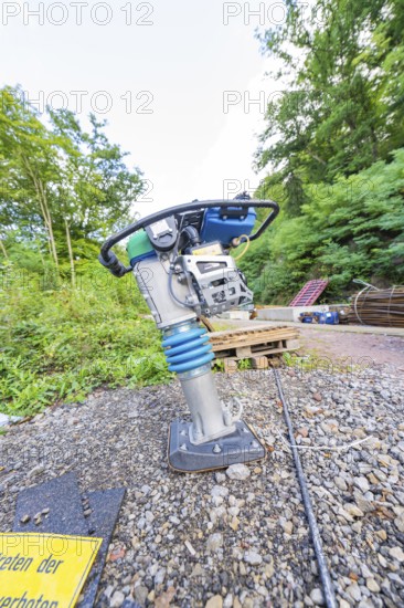 Nahaufnahme eines Verdichtungsgeräts auf einer Baustelle im Grünen, Bau der Hermann Hessenahn, Calw, Schwarzwald, Deutschland