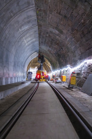 Bauarbeiten im Tunnel mit Schienen, beleuchtet, technische Geräte im Einsatz, Bau der Hermann Hessenahn, Calw, Schwarzwald, Deutschland