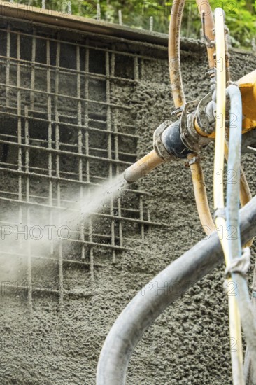 Betonspritzmaschine bei der Anwendung von Spritzbeton auf Gitterstruktur, Bau der Hermann Hessenahn, Calw, Schwarzwald, Deutschland