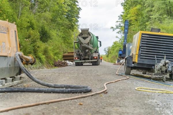Betonmischfahrzeug und Maschinen auf einer Baustelle im Grünen, Bau der Hermann Hessenahn, Calw, Schwarzwald, Deutschland