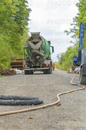 Zementlaster auf einer Baustellenstraße, umgeben von grüner Vegetation, Bau der Hermann Hessenahn, Calw, Schwarzwald, Deutschland