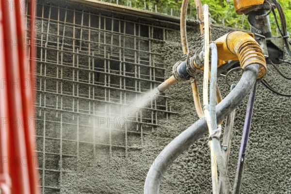 Detailansicht einer Maschine, die Beton entlang eines Stahlgitters sprüht, Bau der Hermann Hessenahn, Calw, Schwarzwald, Deutschland