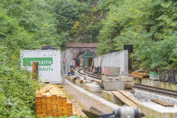 Tunnelbaustelle mit Materialien und einem fernen Eingang umgeben von Wald, Bau der Hermann Hessenahn, Calw, Schwarzwald, Deutschland