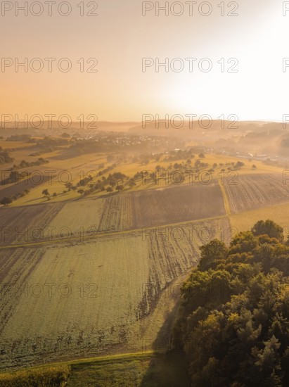 Luftaufnahme einer ländlichen Landschaft bei Sonnenaufgang und leichtem Nebel, Gechingen, Heckengäu, Landkreis Calw, Deutschland