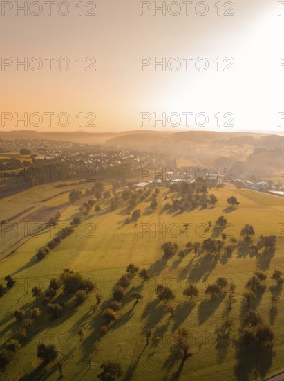 Luftaufnahme von Feldern und Bäumen im warmen Licht des Sonnenuntergangs, Gechingen, Heckengäu, Landkreis Calw, Deutschland
