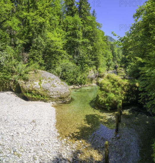 Reste einer Wehranlage, Wanderung entlang der Krummen Steyrling, Molln, Oberösterreich, Österreich