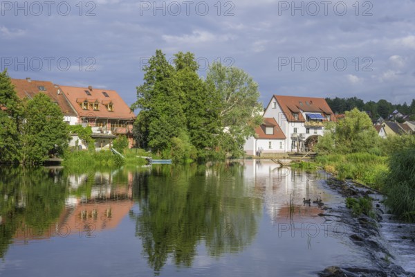 Fluss Naab im Hintergrund Mühlrad bei einer Wehranlage, Kallmünz, Bayern, Deutschland