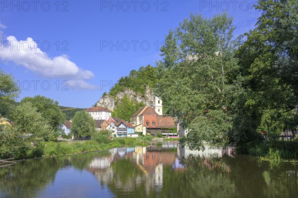 Ort mit Kirche und Naab Fluss, Kallmünz, Bayern, Deutschland