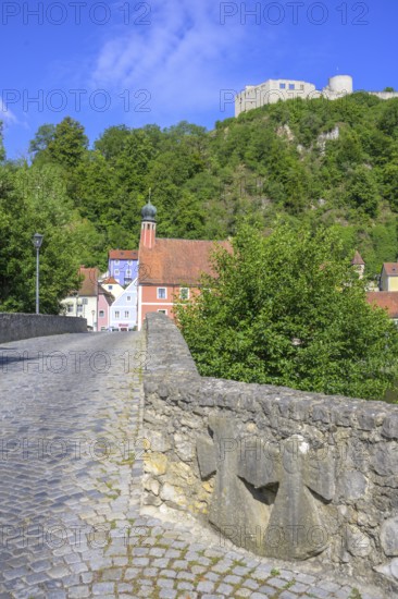 Steinerne Brücke mit Zunftzeichen und Burgruine von, Kallmünz, Bayern, Deutschland