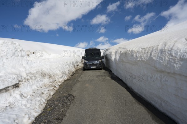 Van auf schmaler Straße zwischen hohen Schneemauern mit blauem Himmel, mit dem Camper zum Aragaz, Aragats, Aragac, Alagyaz, erloschener Schichtvulkan, 4090 m, Aragazotn, Schirak, Armenien