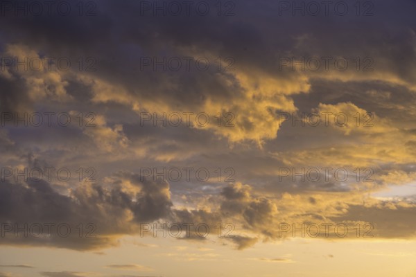 Wolken bei Sonnenuntergang, Infozentrum Isarmündung, Moos, Bayern, Deutschland