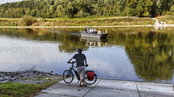 Radfahrer, E-Bike am Flussufer, wartet auf Personenfähre, Fahrradfähre Heinsen, Radtour, Oberweser, Weserradweg, Weserbergland, Niedersachsen, Deutschland