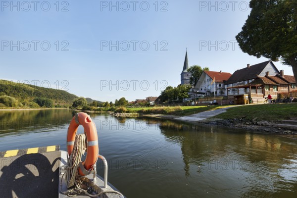Blick von der Personenfähre, Fahrradfähre über die Weser auf den Ort Heinsen, Kirchturm St. Liborius, Oberweser, Weserradweg, Weserbergland, Niedersachsen, Deutschland