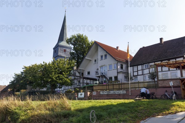 Blick von der Weser auf den Ort Heinsen, Kirchturm St. Liborius, Oberweser, Weserbergland, Niedersachsen, Deutschland