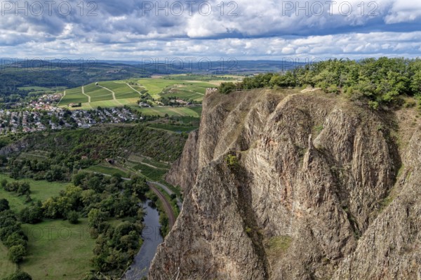 Ausblick vom Rotenfels, einer Steilwand am Naheufer im Naturpark Soonwald-Nahe, auf das Nahetal und die Stadt Bad Kreuznach, OT Bad Münster, im Weinbaugebiet der Pfalz. Traisen, Landkreis Bad Kreuznach, Rheinland-Pfalz, Deutschland