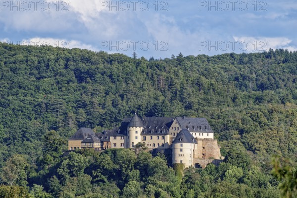 Die Burg Ebernburg, eine Höhenburg am bewaldeten Hang oberhalb von Bad Münster, Landkreis Bad Kreuznach. Sie dient als Familienferien-, Bildungsstätte und Tagungshaus, mit Gastronomie. Bad Münster, Rheinland-Pfalz, Deutschland