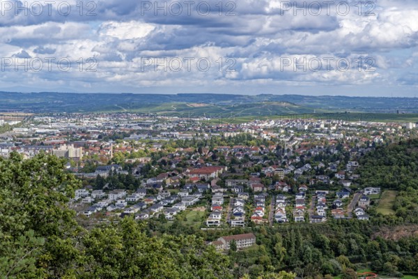 Ausblick vom Rotenfels, einer Steilwand am Naheufer im Naturpark Soonwald-Nahe, auf das Nahetal und die Stadt Bad Kreuznach, im Weinbaugebiet der Pfalz. Traisen, Landkreis Bad Kreuznach, Rheinland-Pfalz, Deutschland