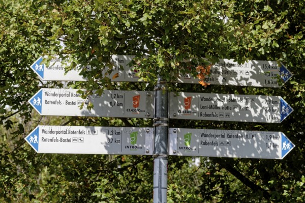 Wegweiser im Wandergebiet Rotenfels im Naturpark Soonwald-Nahe in der Pfalz. Traisen, Landkreis Bad Kreuznach, Rheinland-Pfalz, Deutschland