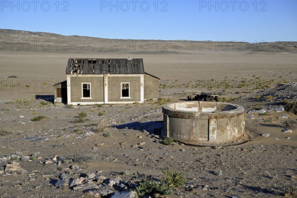 Altes Gebäude und Wasserbecken in Grillenthal, einst Versorgungsstation für Frischwasser, Diamentensperrgebiet, bei Lüderitz, Region Karas, Namibia