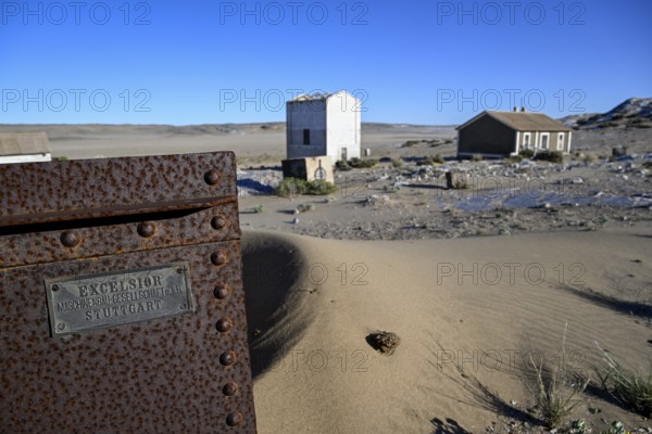 Schild Excelsior an einem alten Wassertank, Maschinenbaugesellschaft aus Stuttgart, Grillenthal, Diamentensperrgebiet, bei Lüderitz, Region Karas, Namibia