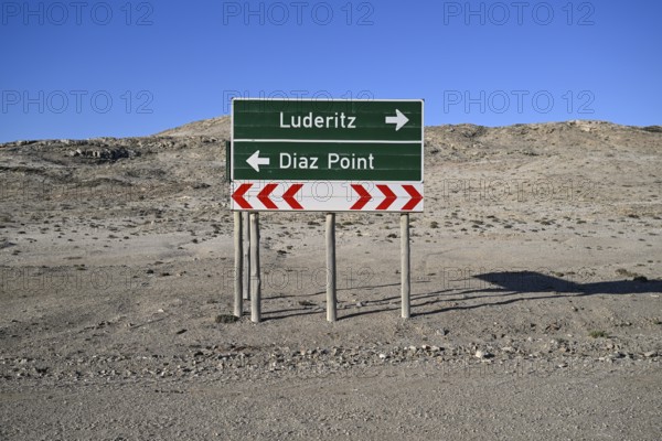 Straßenschild nahe dem Diaz Point oder Dias Point, Lüderitz-Halbinsel, Region Karas, Namibia