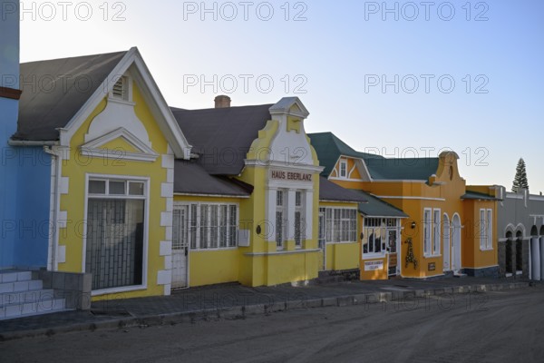Koloniale Hausfassaden in der Bergstraße, Lüderitz, Region Karas, Namibia