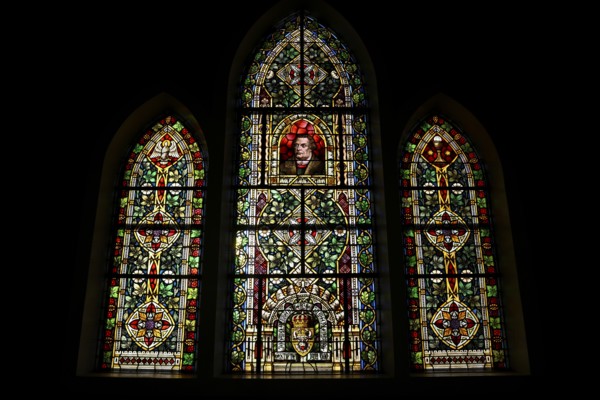 Luther-Fenster, Buntglasfenster, das ein Konterfei des Reformators Martin Luther zeigt, in der evangelisch-lutherischen Kirche von 1912, Lüderitz, Region Karas, Namibia