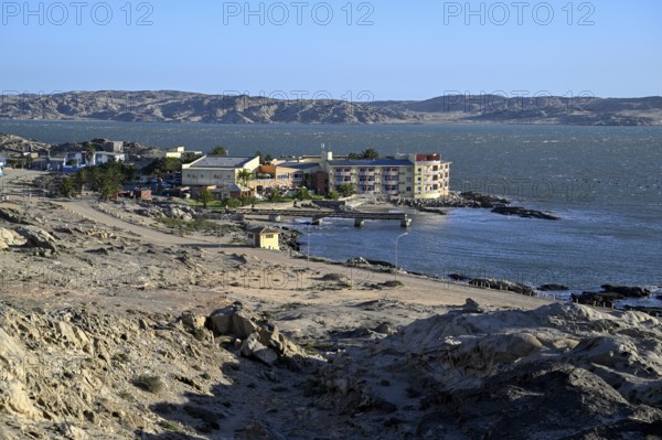Blick vom Diamantenberg auf die Lüderitz-Bucht mit dem Lüderitz Nest Hotel, Lüderitz, Region Karas, Namibia