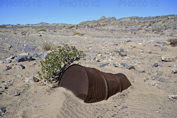 Wasserfass im Wüstensand, Pomona, Diamentensperrgebiet, bei Lüderitz, Region Karas, Namibia