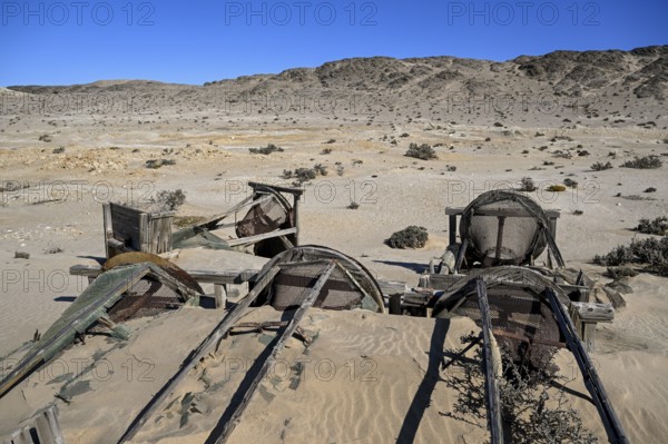 Verrostete Trommelsiebe im Wüstensand, Pomona, Diamentensperrgebiet, bei Lüderitz, Region Karas, Namibia
