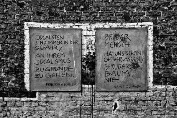 Das Wandbild mit dem Titel Weltbaum 2, Werden, Sein, Vergehen von Ben Wagin am S-Bahnhof Savignyplatz, eine Brandwandgestaltung, Berlin, Deutschland