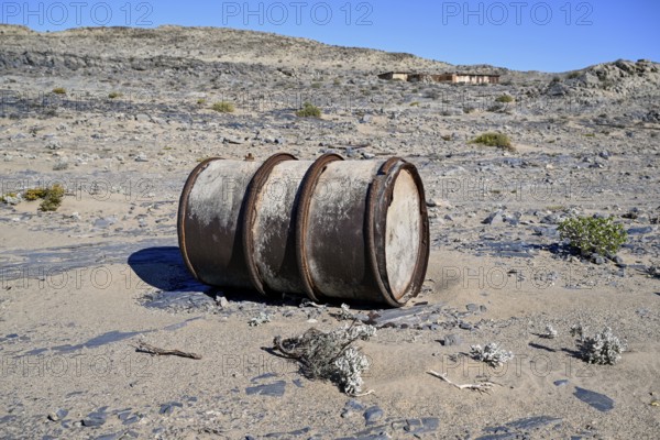 Verrostetes Wasserfass im Wüstensand, Pomona, Diamentensperrgebiet, bei Lüderitz, Region Karas, Namibia