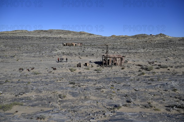 Touristengruppe bei den Ruinen der ehemaligen Diamantenstadt Pomona, Diamentensperrgebiet, bei Lüderitz, Region Karas, Namibia