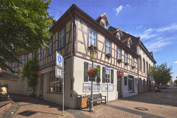 DRK-Laden VielfachSchön, Second-Hand-Laden, Nachhaltigkeit, Fachwerkhaus, Fassade mit Fenstern und Fensterläden, Fußgängerzone, Verkehrsschild, Laterne, blauer Himmel, Cumuluswolken, Hauptstraße, Hofheim am Taunus, Main-Taunus-Kreis, Hessen, Deutschland