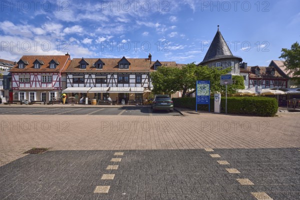 Historische Fachwerkhäuser, Häuserzeile, Spitzdächer mit roten Dachpfannen, Gauben, Turm, Platz, Parkplatz Untertor, Auto, Bäume, Hecke, blauer Himmel, Cumuluswolken, Cirrostratuswolken, Platz am Untertor, Burggrabenstraße, Hofheim am Taunus, Main-Taunus-Kreis, Hessen, Deutschland