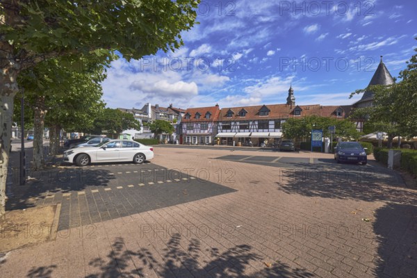 Allgemeine Architektur, Fachwerkhäuser, Parkplatz Untertor, Autos, Platz, Bäume, blauer Himmel, Cumuluswolken, Cirrostratuswolken, Am Untertor, Burggrabenstraße, Hofheim am Taunus, Main-Taunus-Kreis, Hessen, Deutschland