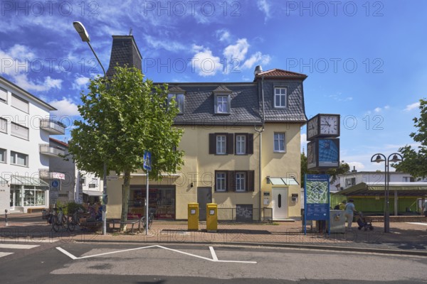 Historisches Gebäude, allgemeine Architektur, öffentliche Uhr, Fahrbahnmarkierung Zickzacklinie, Bäume, blauer Himmel, Cumuluswolken, Cirrostratuswolken, Straße Am Untertor, Hofheim am Taunus, Main-Taunus-Kreis, Hessen, Deutschland