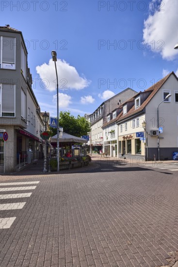 Allgemeine Bebauung, Gebäude, Fußgängerüberweg, Zebrastreifen, Einzelhandelsgeschäfte, einkaufen, Verkehrsberuhigter Bereich, Verkehrsschild Spielstraße, Laterne, blauer Himmel, Cumuluswolken, Cirrostratuswolken, Kreuzung Am Untertor mit Hauptstraße und Am Alten Bach, Hofheim am Taunus, Main-Taunus-Kreis, Hessen, Deutschland
