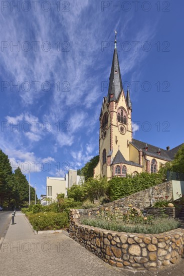 Evangelische Johanneskirche, Kirche, moderne Gebäude, Absperrpoller, Natursteinmauer, Bäume, blauer Himmel, Cumuluswolken, Cirrostratuswolken, Kurhausstraße, Hofheim am Taunus, Main-Taunus-Kreis, Hessen, Deutschland