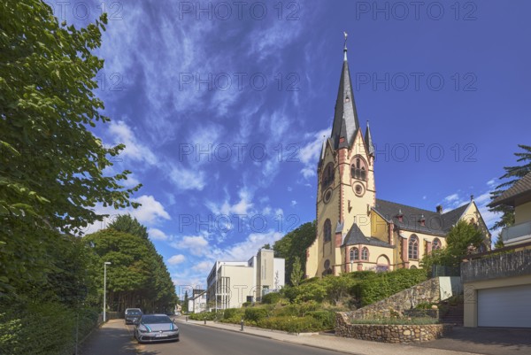 Evangelische Johanneskirche, Kirche, Parkstreifen mit Autos, moderne Gebäude, Laterne, Bäume, tiefblauer Himmel, Cumuluswolken, Cirrostratuswolken, Kurhausstraße, Hofheim am Taunus, Main-Taunus-Kreis, Hessen, Deutschland