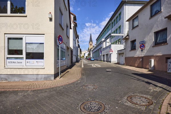 Allgemeine Architektur, Häuser, Gebäude, Straße, Kanaldeckel, Zone-30-Markierung, Einbahnstraße, Verkehrsschilder, eingeschränktes Halteverbot, Kirche, Evangelische Johanneskirche, blauer Himmel, Cumuluswolken, Kurhausstraße, Hofheim am Taunus, Main-Taunus-Kreis, Hessen, Deutschland